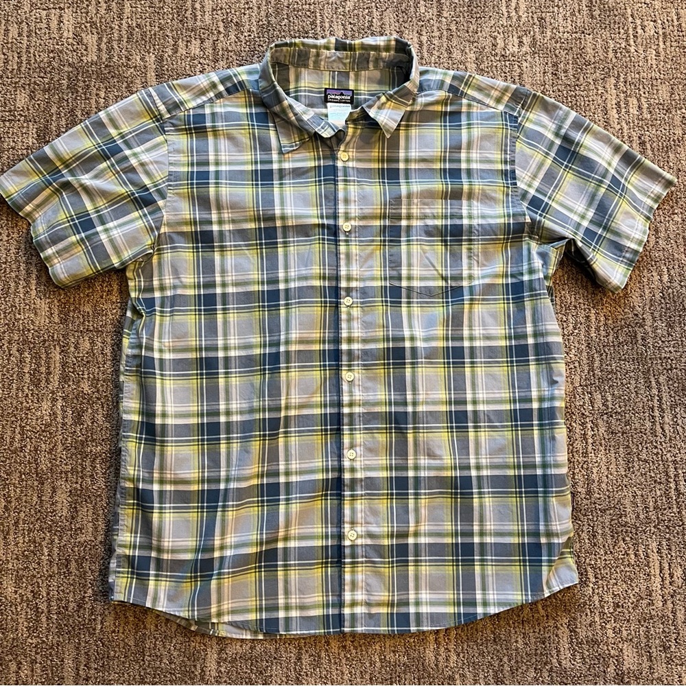 Patagonia men’s short sleeve button down shirt size XL, blue yellow white plaid